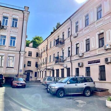 2К квартира на Подолі в царській садибі Ріхерта стеля 3,5 м