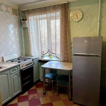 Сдам двух комнатную квартиту в центре города.