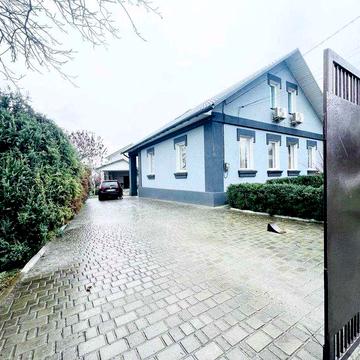 Васильків,центр. Продаж 2 автономних будинків: основний і гостьовий.