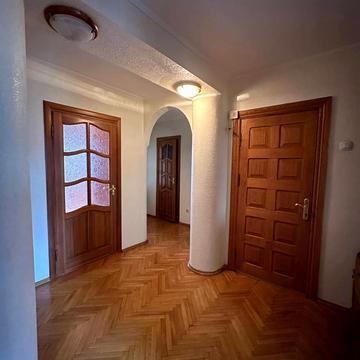 Студентська вул., 4