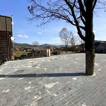 Грушевського вул., 1