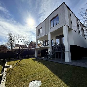 Листопадна вул., 1б/2