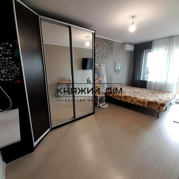 Анни Ахматової вул., 14-Б