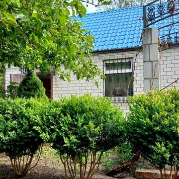 Продам в тихом красивом месте Нововодолажском района  дом  с ставком