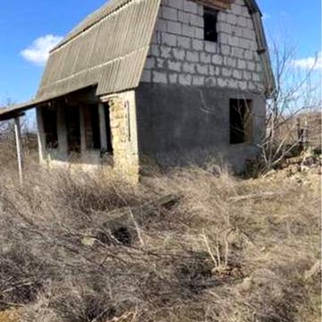 недостроенный дом,.участок со стройматериалами