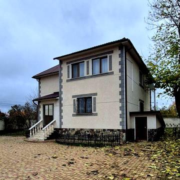 Просторий будинок для двох родин. Підвал, гараж на 2 авто.