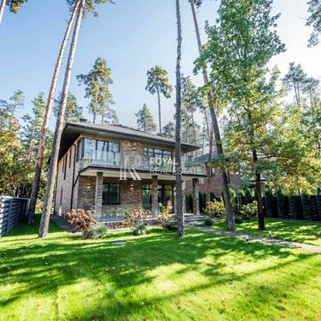 Молодіжна, 14