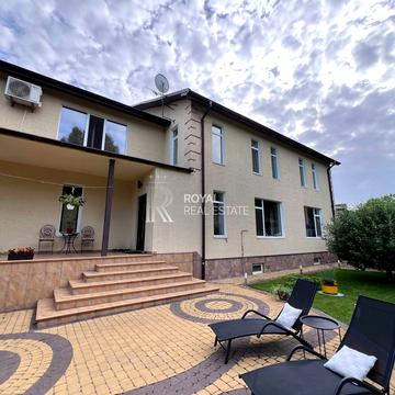 Богдана Хмельницького вул., 4