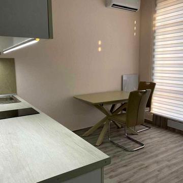 Лабораторна вул., 11