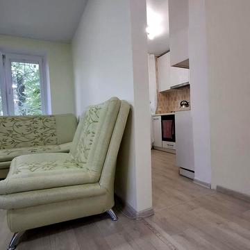 Продам 1-кімнатну з ремонтом, перший поверх, центр району