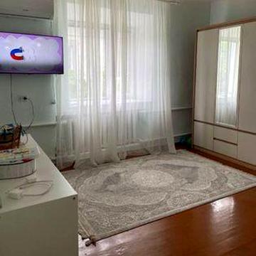 Продам 4 комн квартру на землі центр