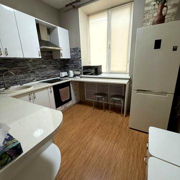 Героїв Майдану вул. (Театральна), 42/1