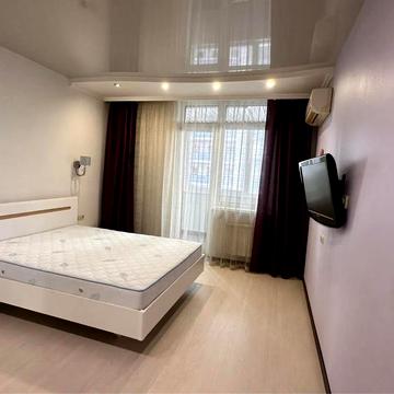 Миколи Ушакова вул., 1-Б