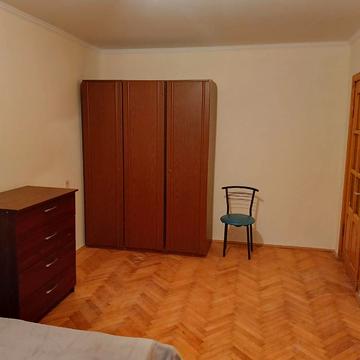 Карпатська вул., 10