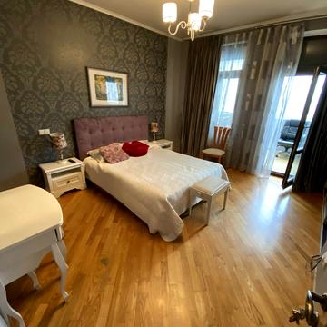 Богдана Хмельницького вул., 82