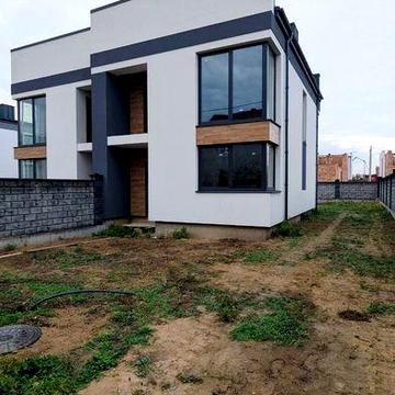 Добротний котедж у Новому дворі з парканом