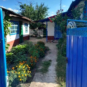 Продам будинок у селі. У будинку  три кімнати і веранда.