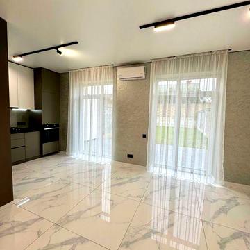 Сучасний котедж з готовим ремонтом, Щасливе — заходь і живи