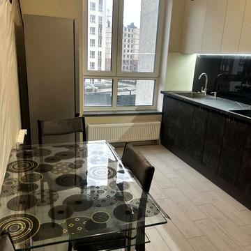 Героїв Крут вул., 4