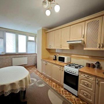 Супер пропозиція! 1-кімнатна квартира з ремонтом в центрі Озерної