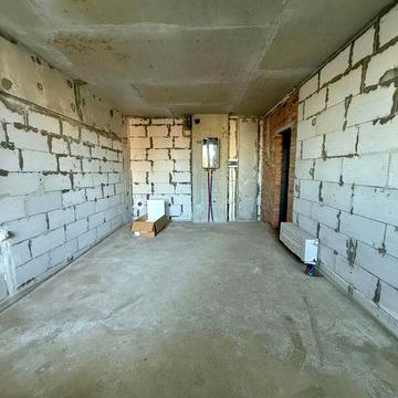 Продаж квартири з власним двориком поруч озером, мінімальне оформлення