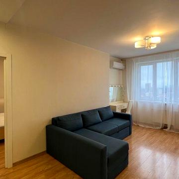 Двокімнатна роздільна. Феодосійська 3В. метро Деміївська 5 хв