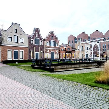 Леоніда Каденюка вул., 18