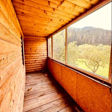 Будинок деревʼяний. Пластикові вікна. Метало черепиця.