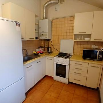 Джерельна вул., 44