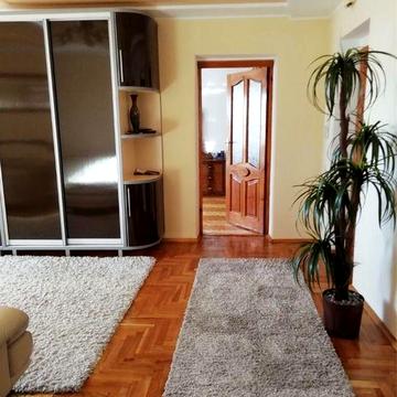 Здам трикімнатну квартиру в самісінькому центрі міста!