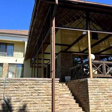 Продам дом 2 эт 20 соток. Р-н Совиньона Золотая горка.Бассейн Ландшафт