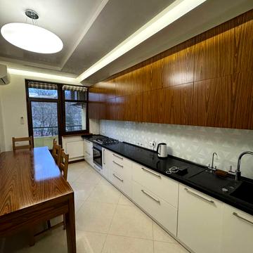 Личаківська вул. (), 33а