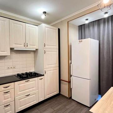 Героїв Небесної Сотні просп., 18/6