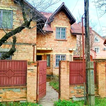 Частина будинку по вул. ІВАСЮКА (з двором і гаражем)