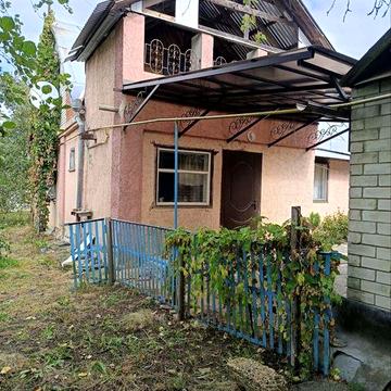 Окремий будинок в мальовничому місці біля річки