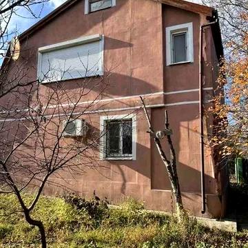 Продам каменный дом . Все удобства.