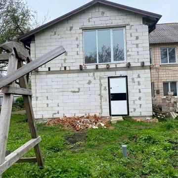 Будинок на центральній вулиці смт. Романів.