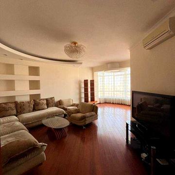 Продам простору трикімнатну квартиру на Січових Стрільців 52А