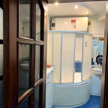 Продается квартира в доме со шпилем.