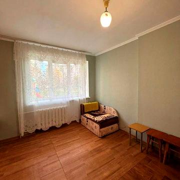 Сдам на год и более большую малосемейку на первом этаже