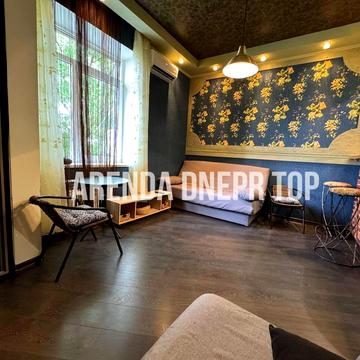 Мусліма Магомаєва вул., 8