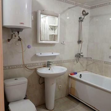 Сдам на первом 1 ком КВ с балконом и кондиционером