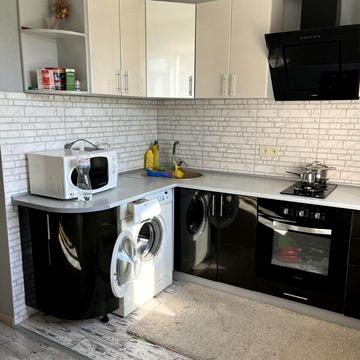 Михайла Комарова вул., 10/1