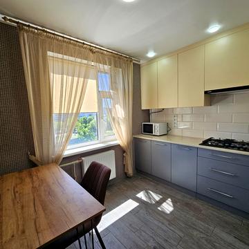 Припортова вул. (Героїв Сталінграда), 4