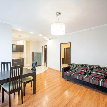 Дніпровська набережна вул., 25