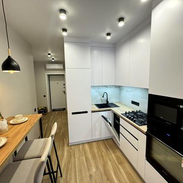 Молодіжна вул., 10