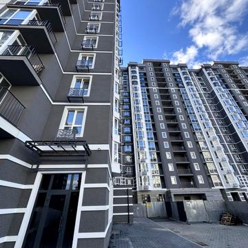 Леоніда Бірюкова бульв., 4