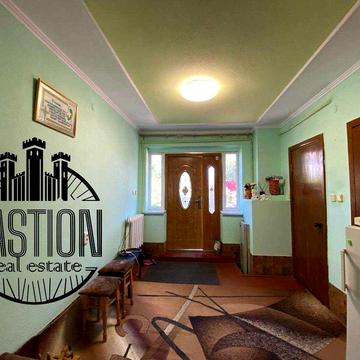 Продаж будинку у тихому та спокійному районі міста