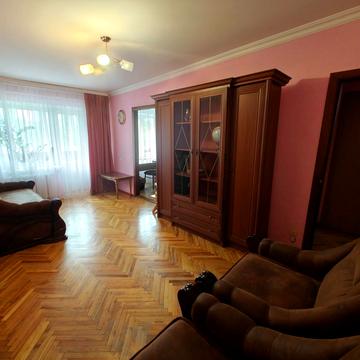 Будівельників вул., 12