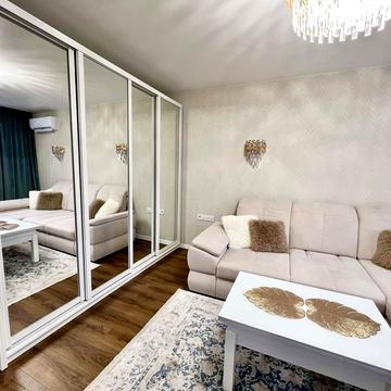 Героїв Небесної Сотні просп., 16/10